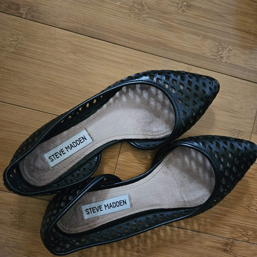 STEVE MADDEN WOMEN'S BLACK LEATHER FLAT SHOES. SIZE 5. EXCELLENT CONDITION. - Picture 2 of 4